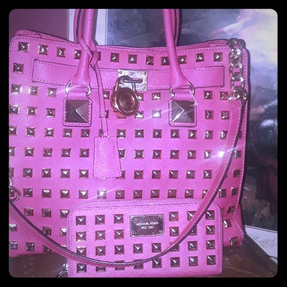 Michael Kors Handbags - MICHAEL KORS LARGE HAMILTON PYRAMID TOTE W/WALLET